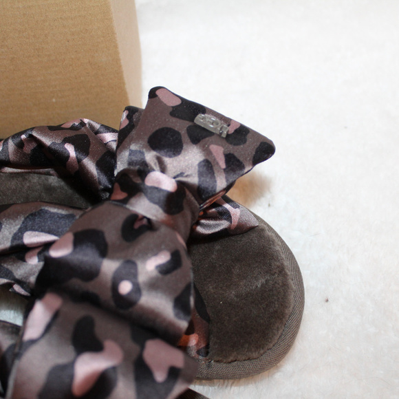 UGG LEOPARD LUSHETTE SLIDE SHEARLING SATIN SANDALS‎ - Picture 2 of 8